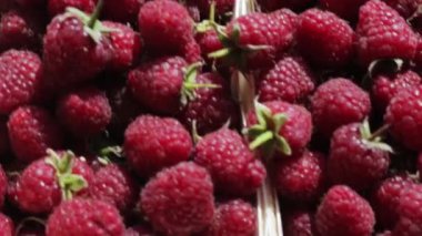 Kaplarda bir sürü taze ahududu var. Yararlı gıda