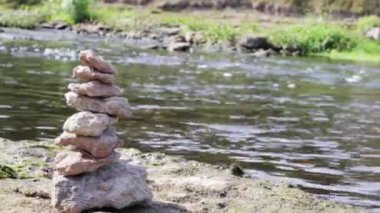 Mükemmel dengede taş yığını yakın çekim iş başarmak başarılı Yığılmış taşlar , Kaya dengeleme veya taş dengeleme Yığılmış taşlar Nehir yakınında