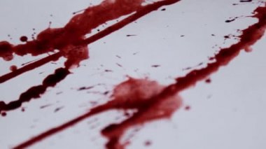 Beyaz arka planda kan sıçramatemizleme