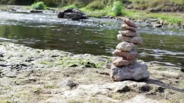 Pendekatan tumpukan batu dalam keseimbangan pekerjaan yang sempurna berhasil ditumpuk batu, penyeimbangan batu atau batu ditumpuk batu Dekat sungai — Stok Video
