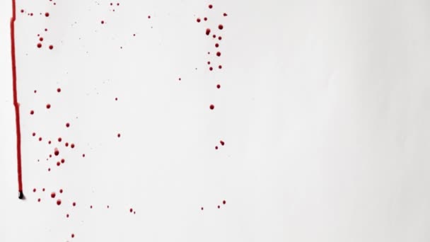 Чистка брызг крови на белом фоне — стоковое видео