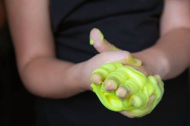 Çocuk Oyun El Yapımı Oyuncak Denilen Balçık yeşil renk, Slime üzerinde Seçici odak, Genç eğlenmek ve yaratıcı ev yapımı balçık olmak