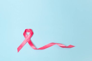 Mavi arka planda pembe kurdele. meme kanseri sembolü