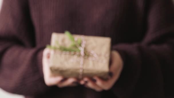 Regalos de tiempo. caja de regalo de Navidad en las niñas de la mano que usan en sweter púrpura oscuro — Vídeos de Stock