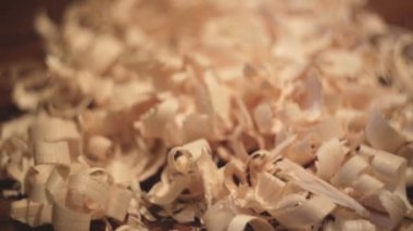 Ahşap bir yüzeye yakın ahşap talaşı..