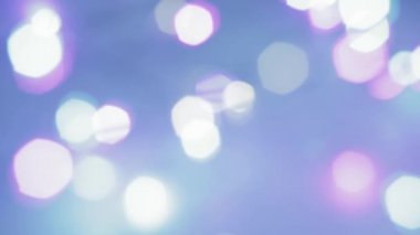 Bokeh mavisi parıltılı ışıklar, odaklanmış ışık yansımaları arka plan. Mavi renkte Noel Bokeh