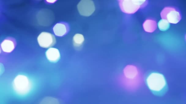 Mozgó bokeh kék csillogás fények, disocused fényvisszaverődés háttér. Karácsonyi bokeh kék színekben — Stock videók