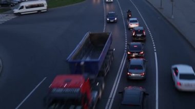 Gece trafiği caddesindeki arabalarla kavşağın üst görüntüsü. Saint-Petersburg, Rusya