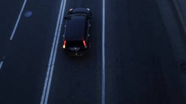 Gece trafiği caddesindeki arabalarla kavşağın üst görüntüsü. Saint-Petersburg, Rusya