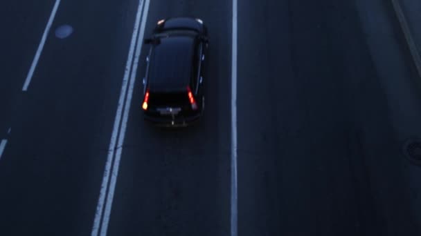 Widok z góry skrzyżowania dróg z samochodów ruchu ulicy miasta w nocy. Petersburg, Rosja — Wideo stockowe