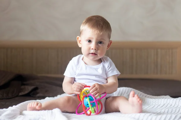 Dítě batole chlapec, hrát v barevné hračky v ložnici — Stock fotografie