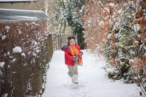 Ασιατικές Κορίτσι Παίζει Χιόνι Στην Ελβετία Ευρώπη — Φωτογραφία Αρχείου
