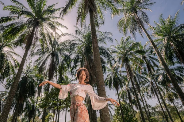 Solo Caucasian Female Traveler Alone Amidst Palm Trees Putrajaya Malaysia — Stock Photo, Image