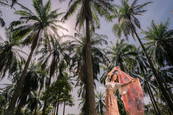 在马来西亚普特拉贾亚的棕榈树中 单独的白人女性旅行者 — 图库照片