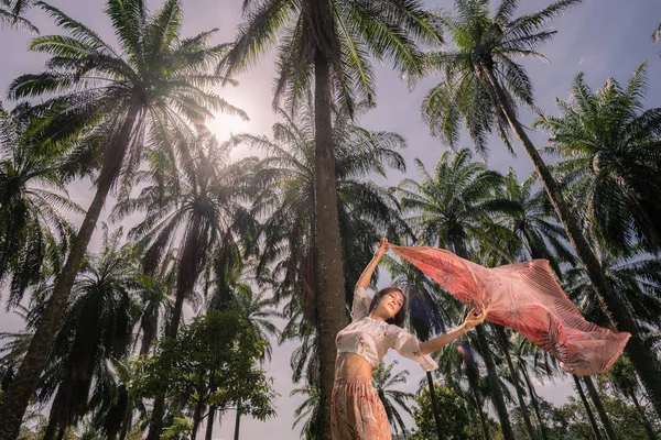 Solo Caucasian Female Traveler Alone Amidst Palm Trees Putrajaya Malaysia — Stock Photo, Image