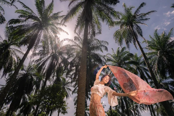 Solo Caucasian Female Traveler Alone Amidst Palm Trees Putrajaya Malaysia — Stock Photo, Image