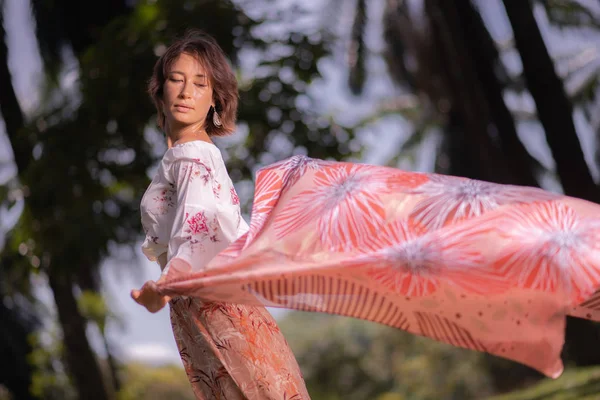 Kaukasische Alleinreisende Inmitten Von Palmen Malaysischen Putrajaya — Stockfoto