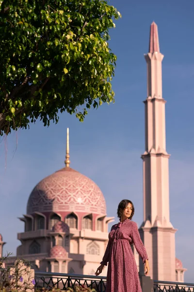 マレーシアのプトラジャヤに一人でいるソロ 白人女性旅行者 — ストック写真