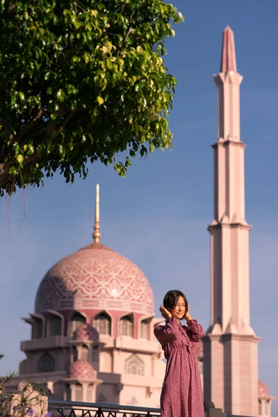 单独在马来西亚普特拉贾亚旅行的白人妇女 — 图库照片