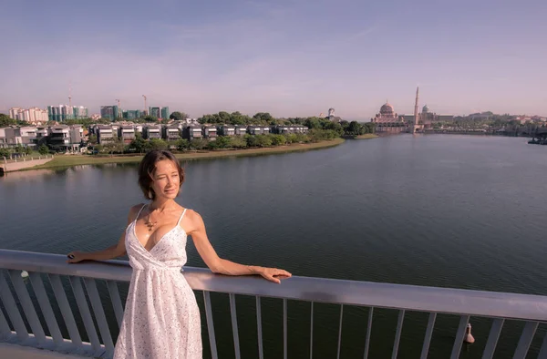 Kaukasische Alleinreisende Auf Der Seri Wawasan Brücke Putrajaya Malaysia — Stockfoto