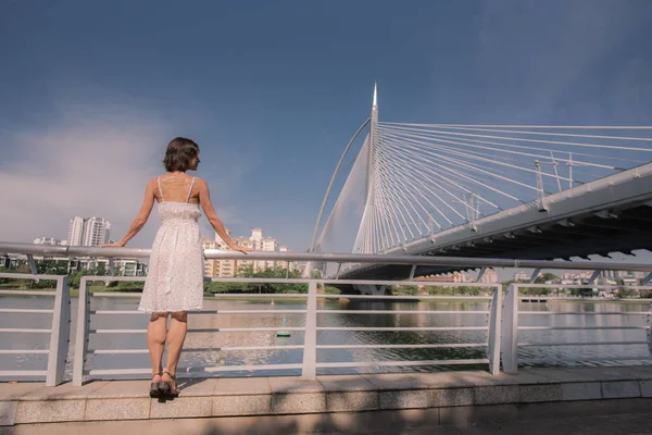 Viajera Mujer Solitaria Caucásica Puente Seri Wawasan Putrajaya Malasia —  Fotos de Stock