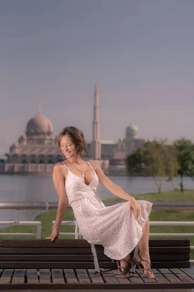マレーシアのプトラジャヤに一人でいるソロ 白人女性旅行者 ストック写真