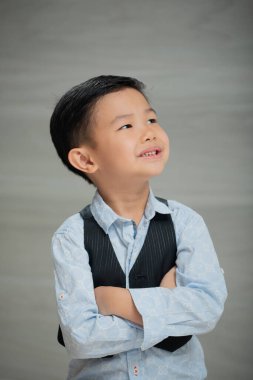 Asyalı çocuk, şık giyinmiş.