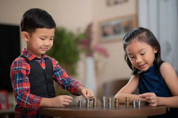 Los Niños Asiáticos Gestión Las Finanzas Contar Dinero — Foto de Stock