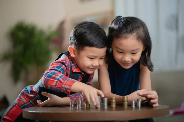 Los Niños Asiáticos Gestión Las Finanzas Contar Dinero —  Fotos de Stock