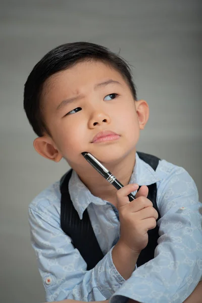 アジアの少年は賢く服を着て ストック画像