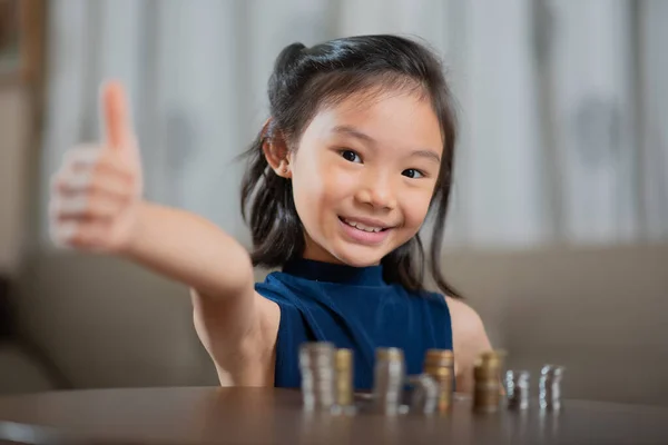 Asiatisches Mädchen Finanzen Verwalten Geld Zählen lizenzfreie Stockbilder