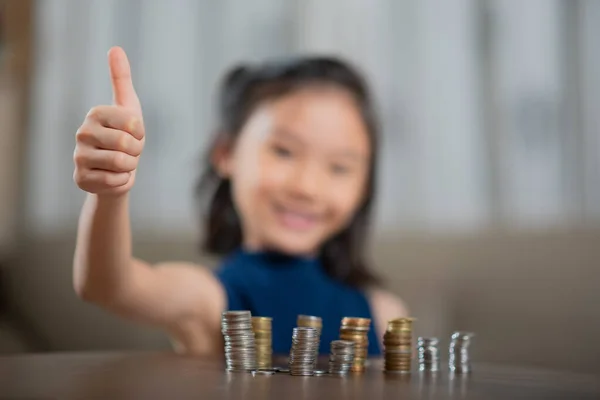 Азійська Дівчинка Яка Управляє Фінансами Рахуючи Гроші Ліцензійні Стокові Фото