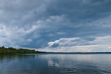 Göl üzerinde kara bulutlar