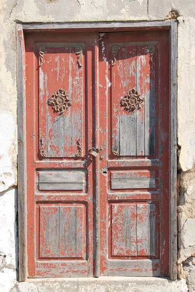 Μια παλιά ξύλινη πόρτα κλειστό λουκέτο — Φωτογραφία Αρχείου