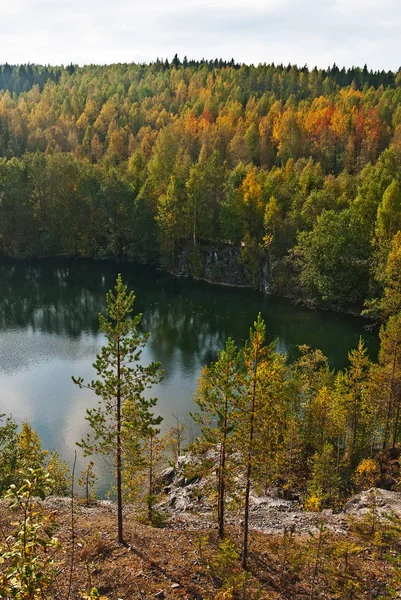 Waldsee in den Felsen — Stockfoto