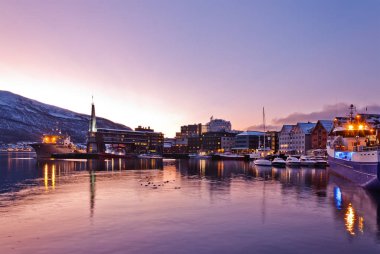 Tromso şehir Waterfront geceleri