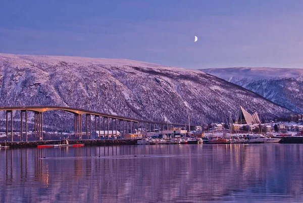 Cidade ártica de Tromso com ponte — Fotografia de Stock