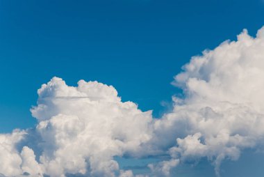 Beyaz bulutlu mavi gökyüzü arkaplanı