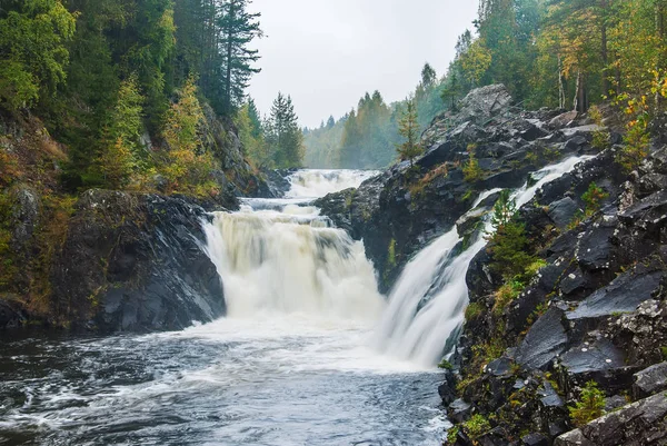 Rond de beroemde waterval waterval in Karelië, Rusland — Stockfoto