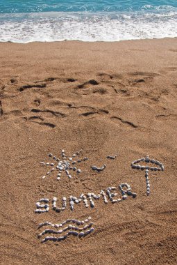 çakıl ve kum plajda yaz resmi