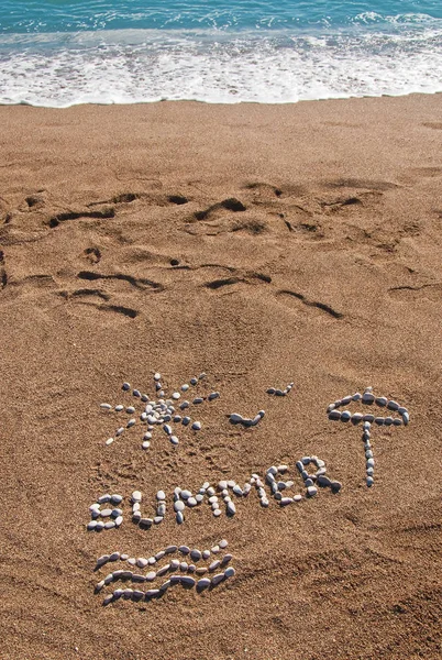 Foto de verano de guijarros y arena en una playa —  Fotos de Stock
