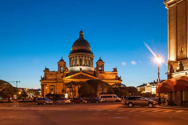 Foto notturna della Cattedrale di Sant'Isaacs — Foto Stock