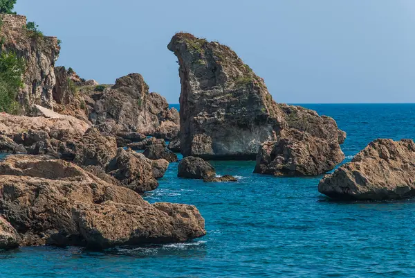 Скелясте узбережжя Середземного моря — стокове фото