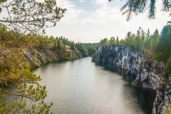 Ruskeala dağ parkında mermer kanyon — Stok fotoğraf