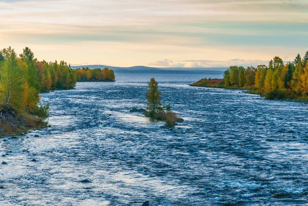 Skandinavische Herbstlandschaft mit Fluss — Stockfoto
