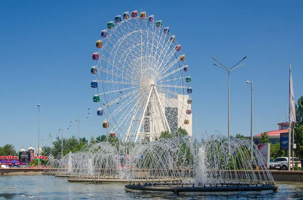 A maior roda gigante do Cazaquistão — Fotografia de Stock