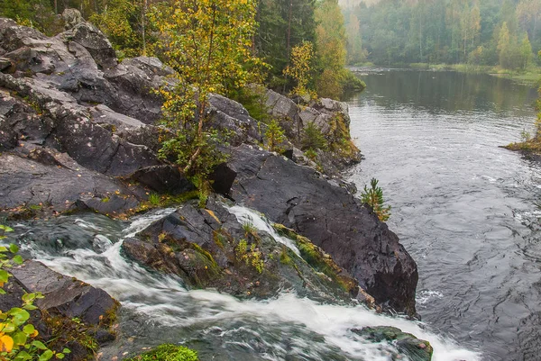 Rond de beroemde waterval waterval in Karelië, Rusland — Stockfoto