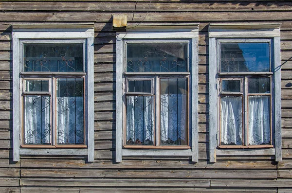 Windows van een houten huisje — Stockfoto