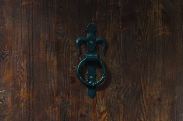 Деревянная дверь с ручкой — стоковое фото