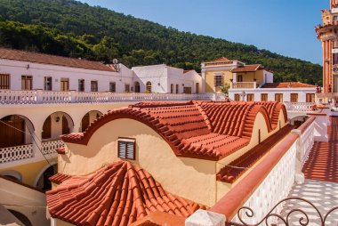 Manastır Panormitis 'in çatısında. Symi Adası, Yunanistan